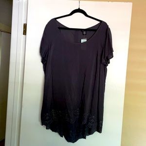 Torrid grey short sleeve split back tunic
